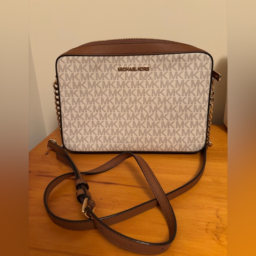 Crossbody Michael Kors purse